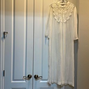 RARE FIND, Size Large, Burt Yelin of Iris white nightgown.